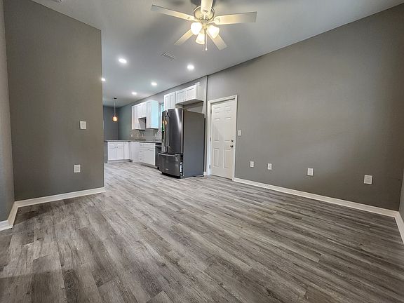 2nd image of 104 Oasis Ct