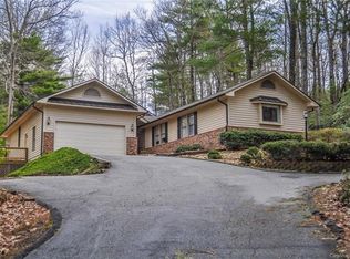 424 Chaparral Ln, Flat Rock, NC 28731