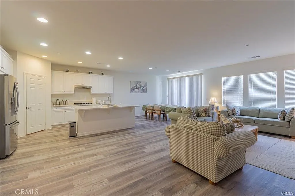 4 bed, 2661 sqft, $4,850 — Photo 4