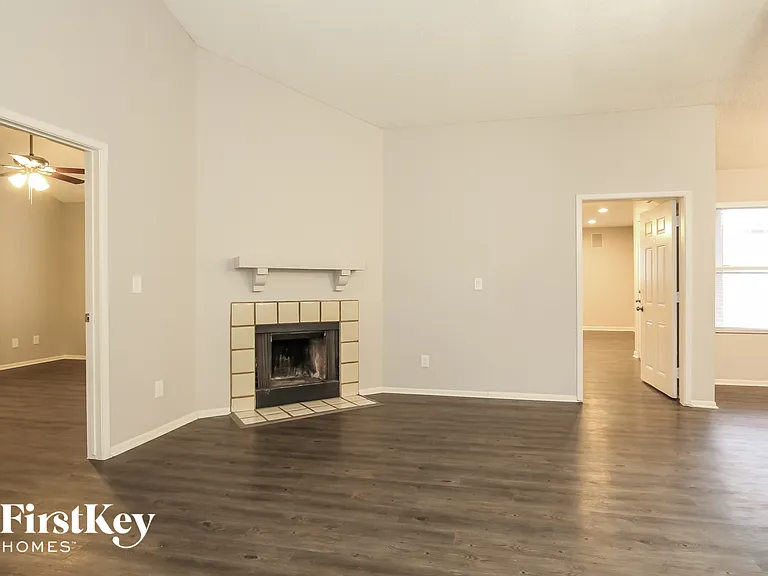 13269 N 56th Ave — Photo 2