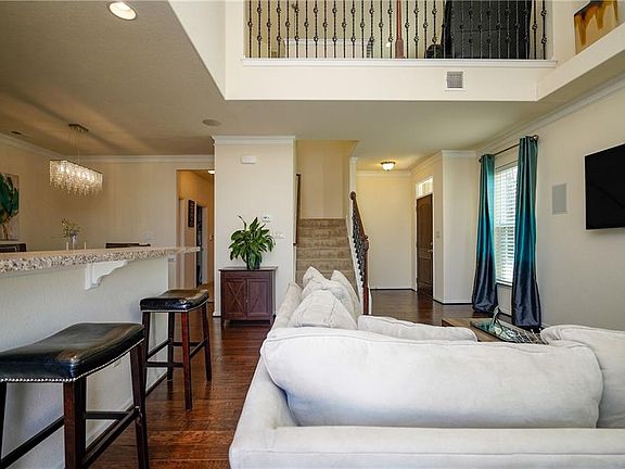 3rd image of 400 Autumn Green Ln