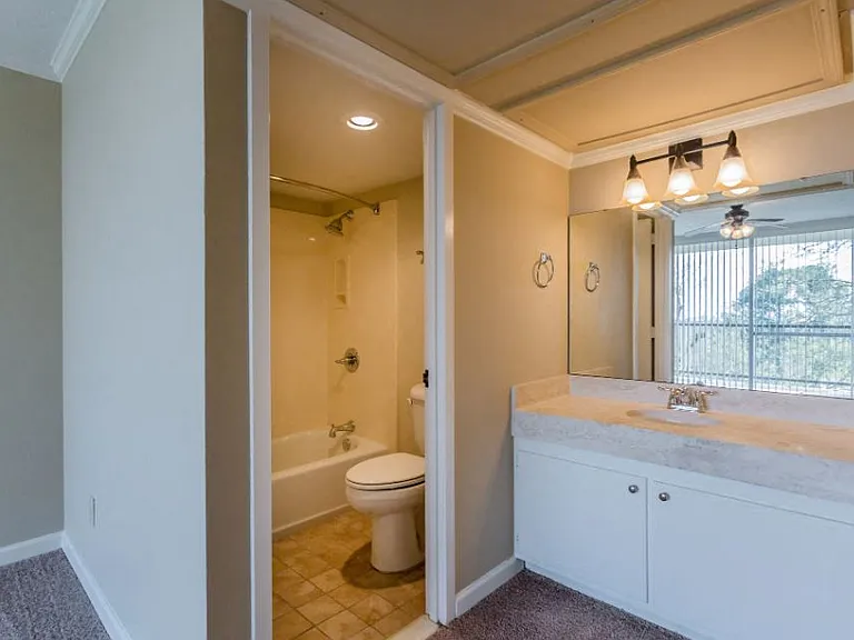 The Lakewood House Apartments — Photo 12