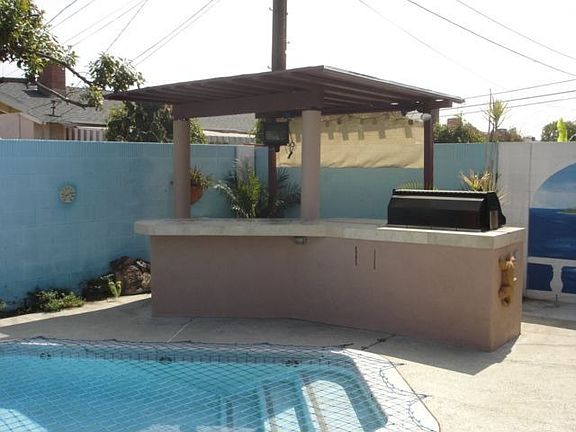 Covered BBQ / Bar & T.V!