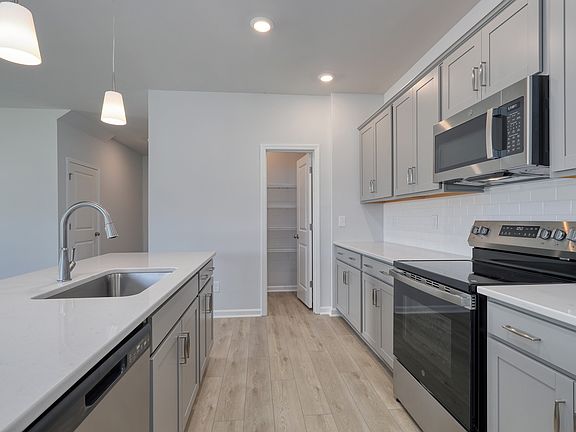 5th image of 245 Mayflower Dr NW
