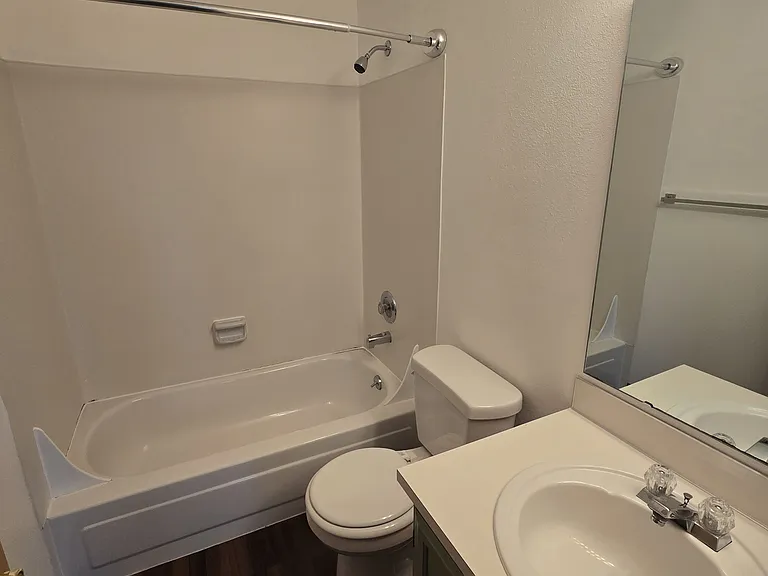 Isherwood Apartments — Photo 8