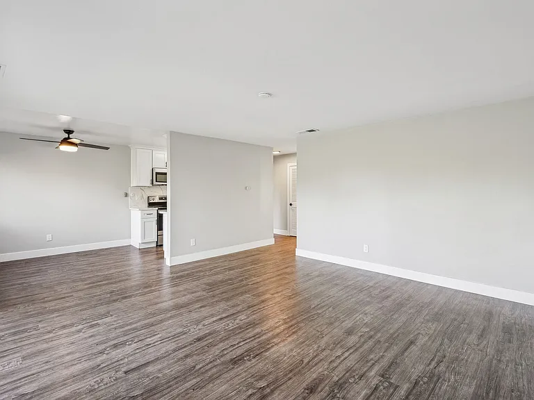 Skylark Apartments — Photo 28