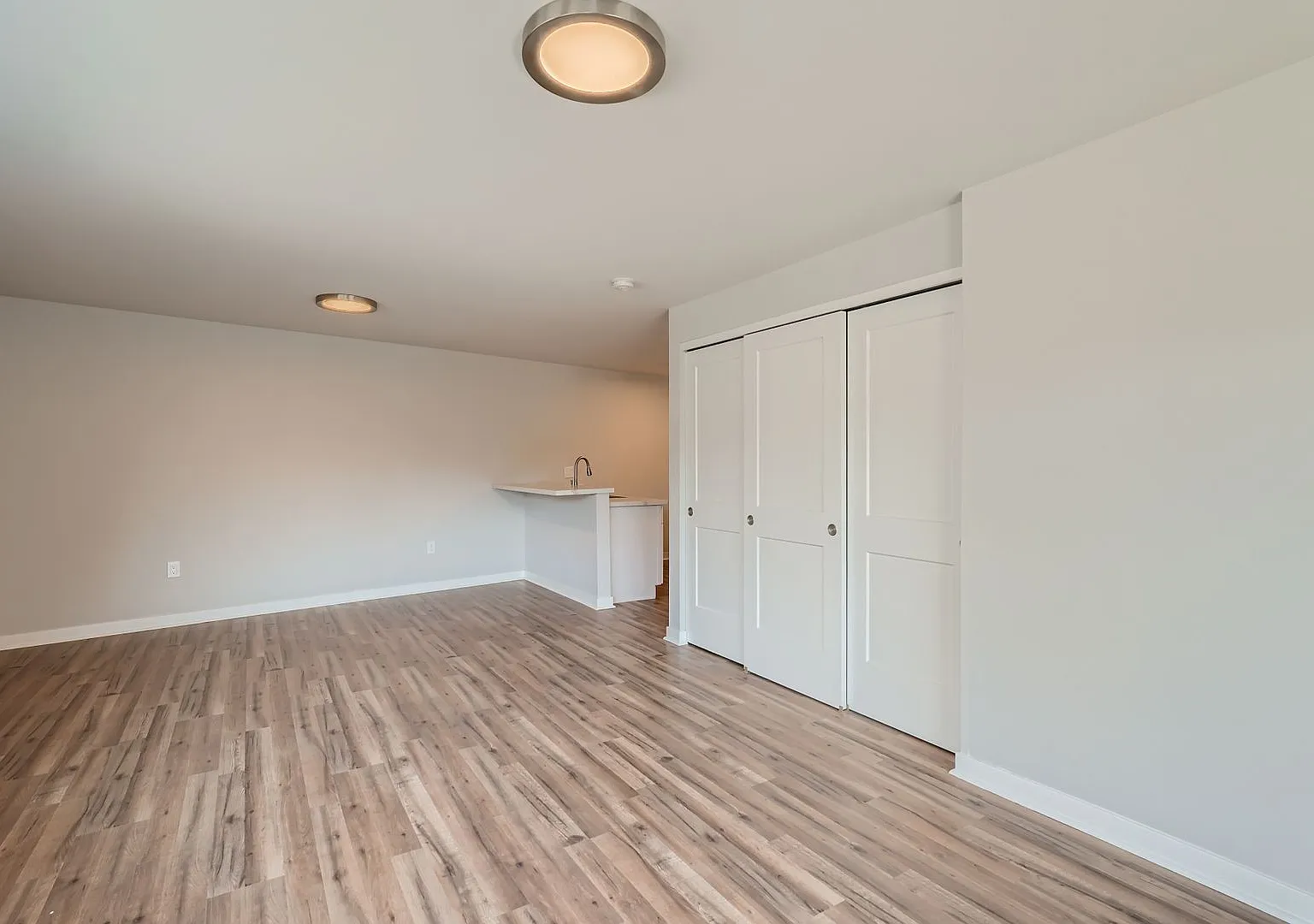 Four Seasons Apartments — Photo 3