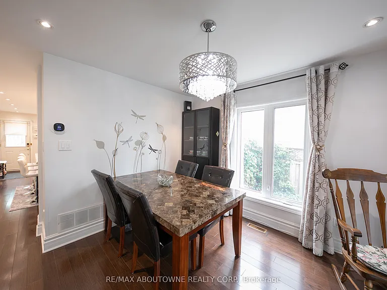 2072 Glenada Cres — Photo 11