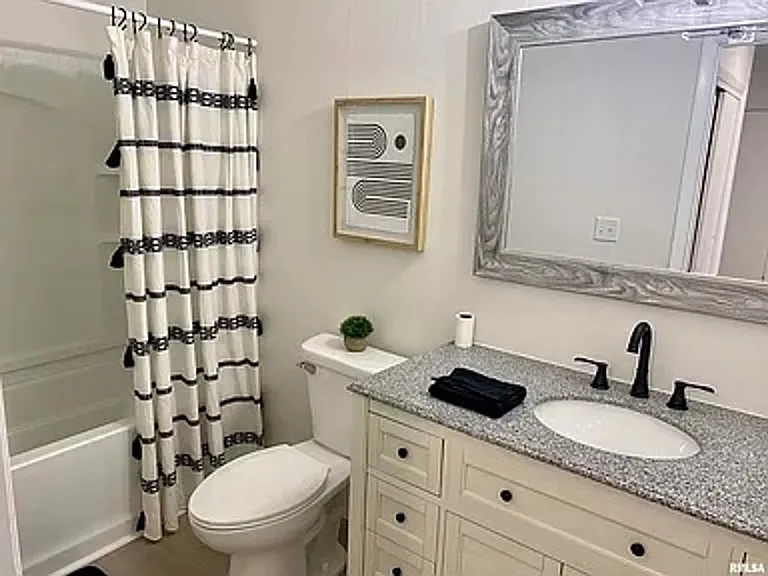 432 Amherst Dr — Photo 19