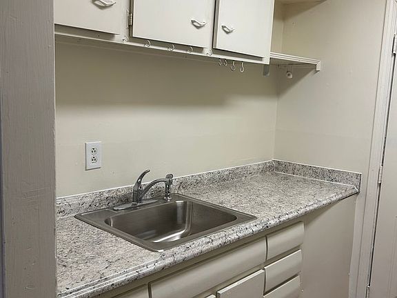 4th image of 31 N Evergreen St #3