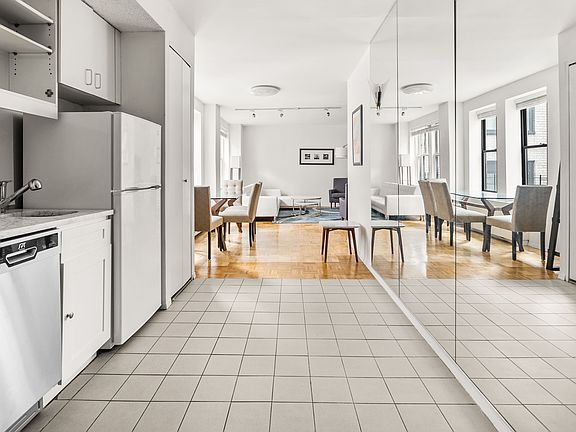 3rd image of 150 W 51st St APT 2119