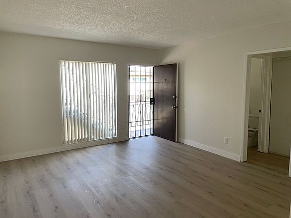 4th image of 821 Glenway Dr #5