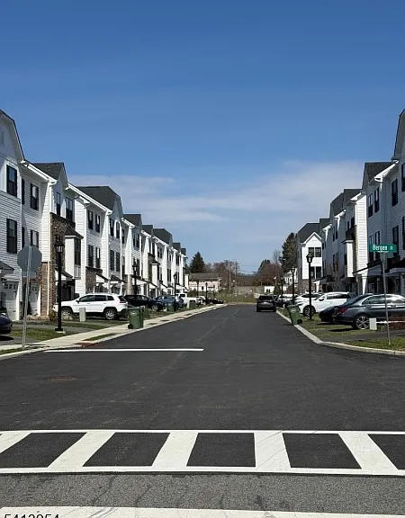 106 E Stiger St — Photo 32