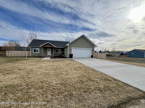 3rd image of 825 Rachel Rd