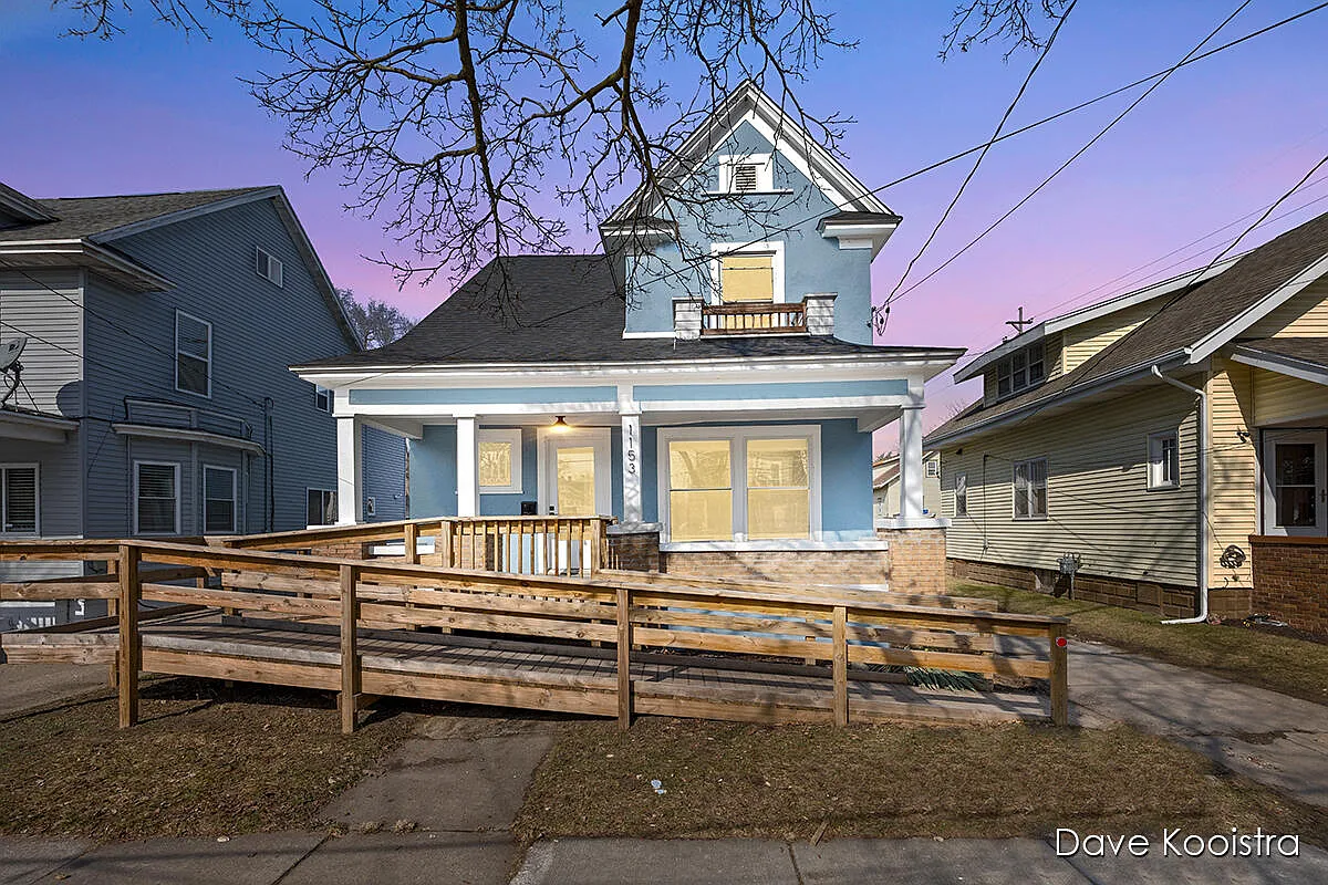 1153 Alexander St SE photo 1