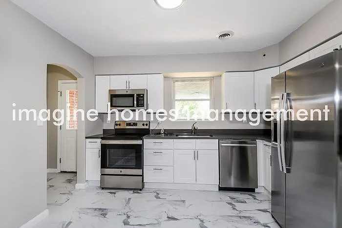 3 bed, 1.0 bath, 1302 sqft, $2,075 — Photo 4