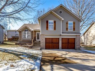1312 SW Crossing Dr, Lees Summit, MO 64081