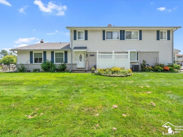 30334 Windsor Dr, Rockwood, MI 48173