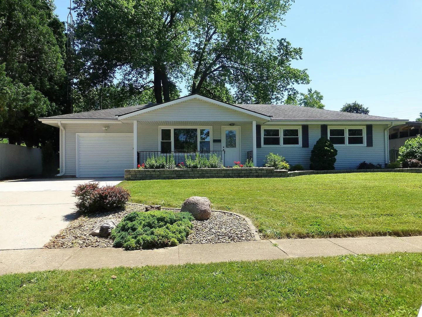 215 Hillside Ln photo 1
