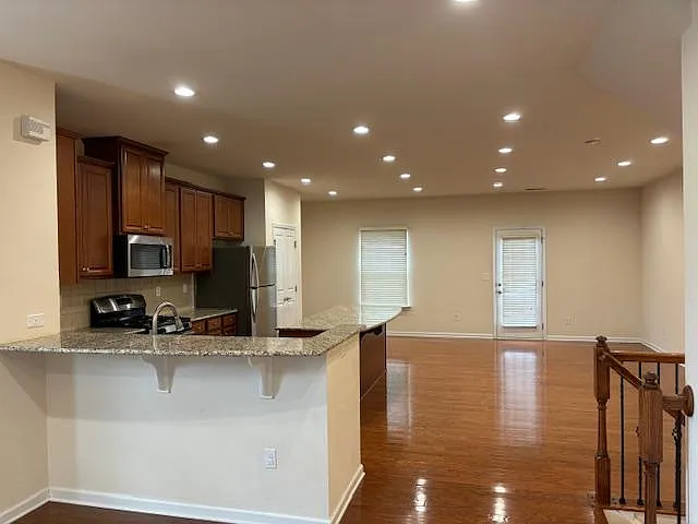 4 bed, 3.5 bath, 2332 sqft, $2,400 — Photo 4