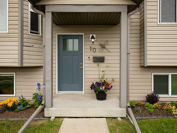 3rd image of 10 E Hansen Close