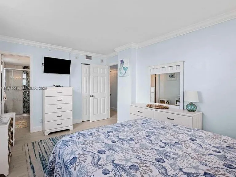 1505 N Riverside Dr #505 — Photo 8