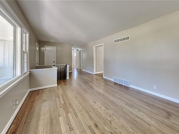2nd image of 5728 Oxford Ave