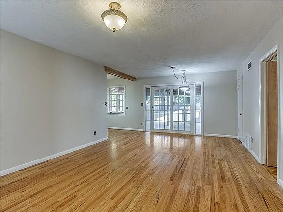 5th image of 1303 Sunset Dr
