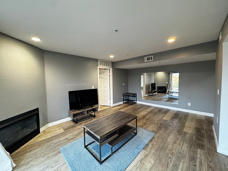 4755 Templeton St — Photo 12