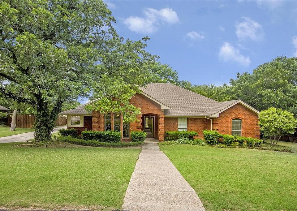 1st image of 220 Dickinson Dr