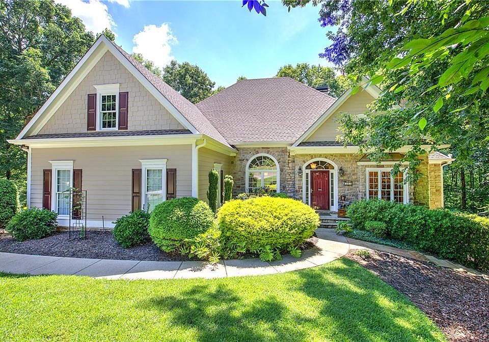 1st image of 302 Waterfall Ct