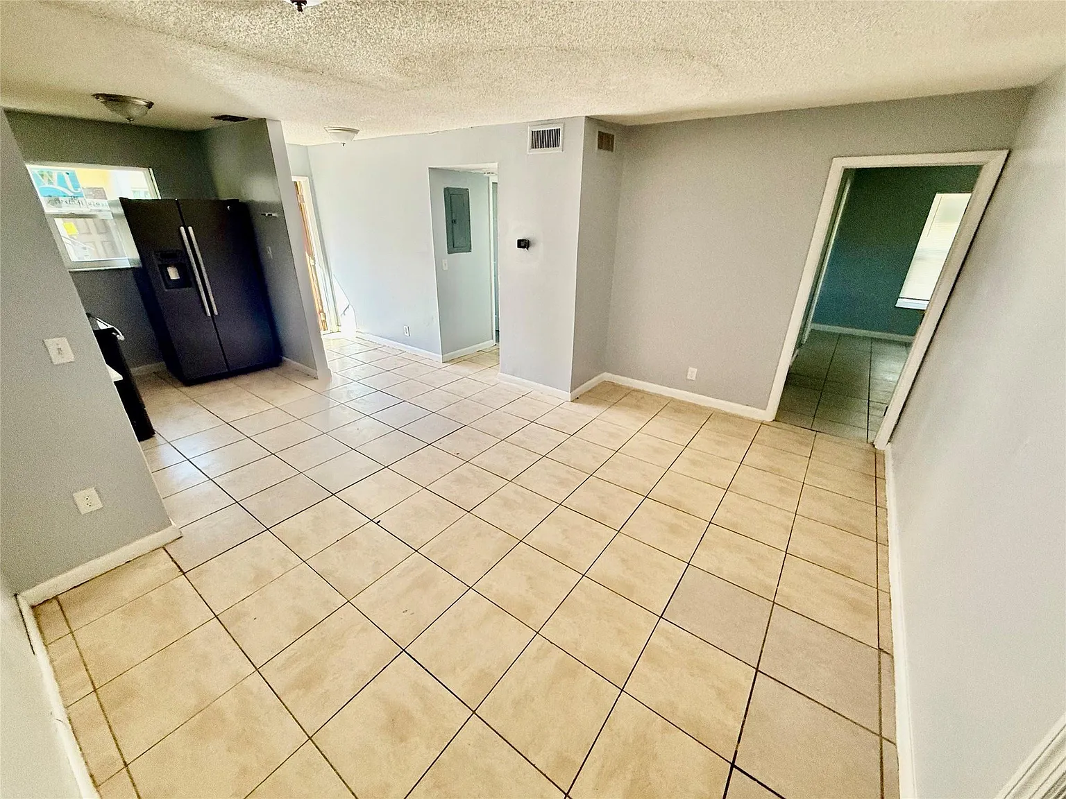 3 bed, 2.0 bath, 1200 sqft, $3,249 — Photo 3
