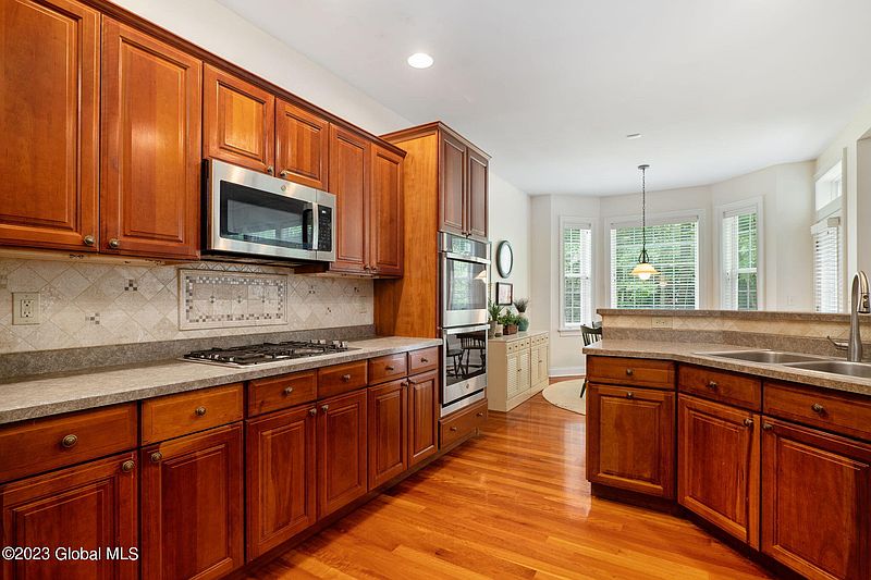 5th image of 222 Pinewood Drive