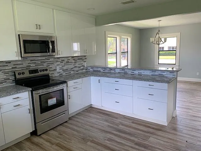 207 E Division St — Photo 15