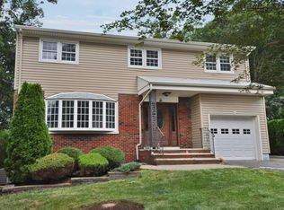 95 Yawpo Ave, Oakland, NJ 07436