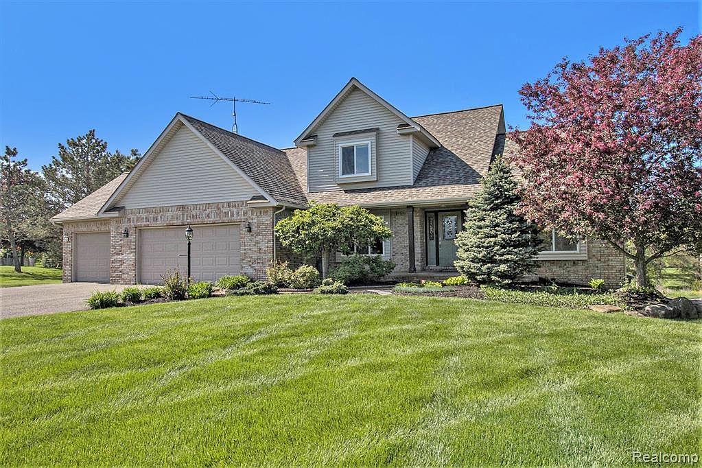 12421 Orchard Wood Dr, Fenton, MI 48430 Zillow
