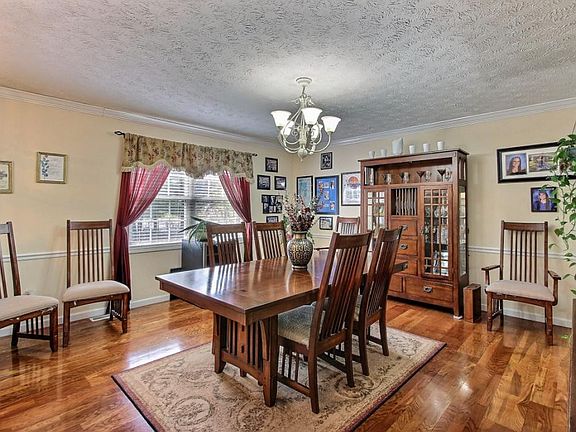 5th image of 204 Tipton St