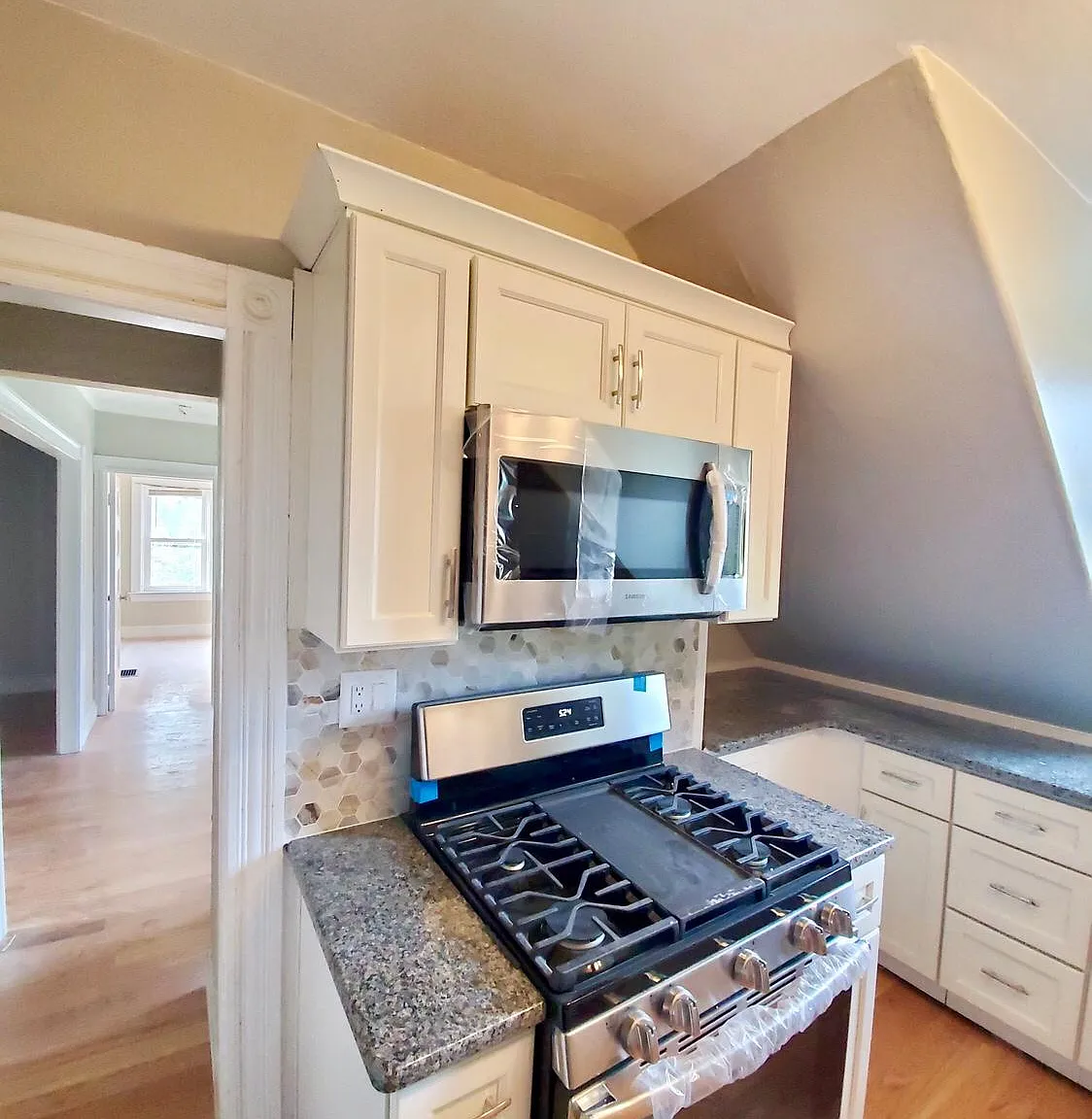 12 E George St — Photo 4