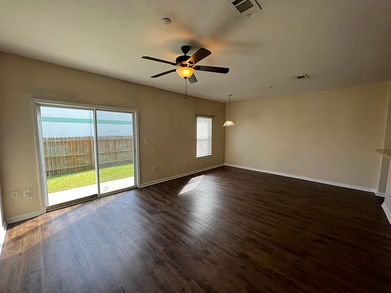 1028 Anniston Ct — Photo 4