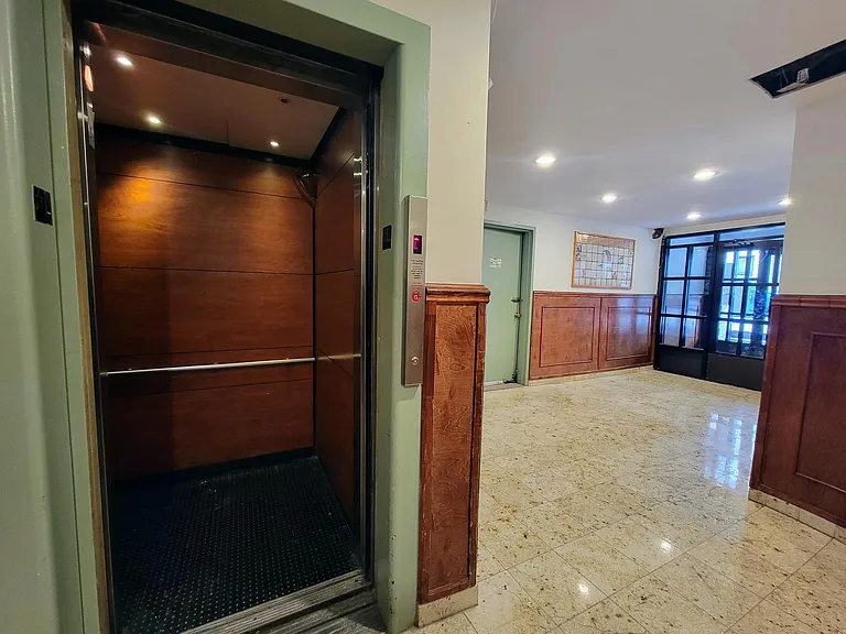 135 E 17th St #7Z — Photo 8