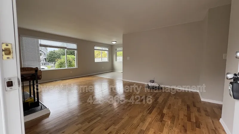 3 bed, 1.5 bath, 1060 sqft, $3,100 — Photo 3