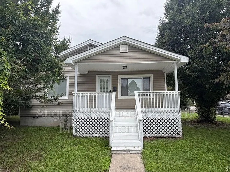 717 Eve St — Photo 1