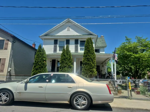 810 W Grant St, Blakely, PA 18447
