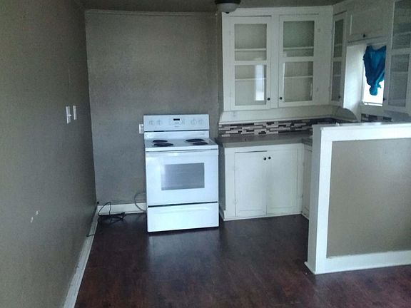 2nd image of 615 1/2 W Kleberg Ave