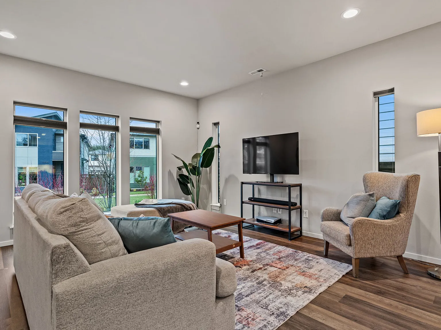 3 bed, 2270 sqft, $3,395 — Photo 4