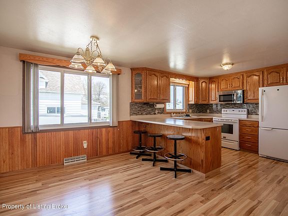 3rd image of 422 1st Ave W