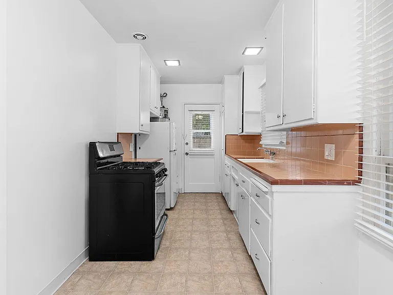 3312 E 2nd Street — Photo 10