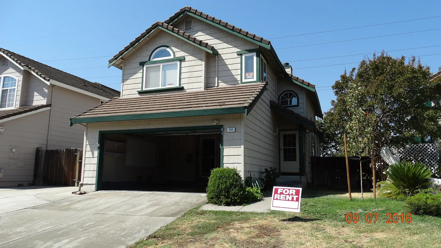 956 Bellflower St photo 1