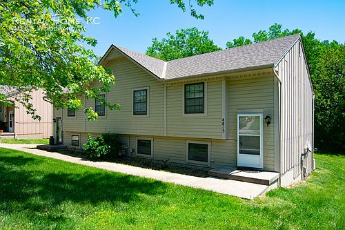 2nd image of 4815 Woodward St