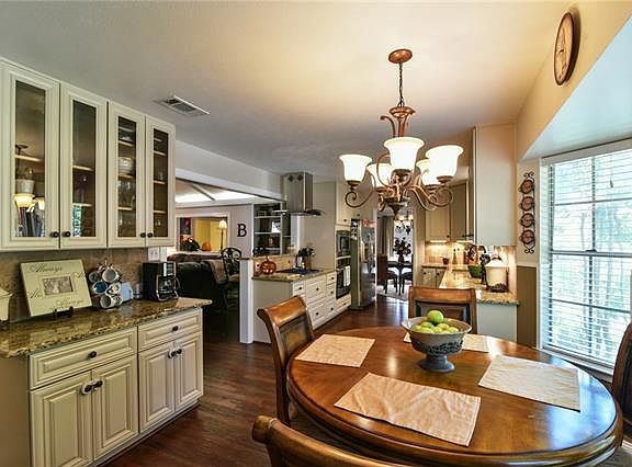 3rd image of 3509 Yellowstone Dr